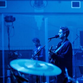 Dinsdagavond 9 december: HAEVN ‘Up Close’ bij AVNUE – een concertfilm in Dolby Atmos